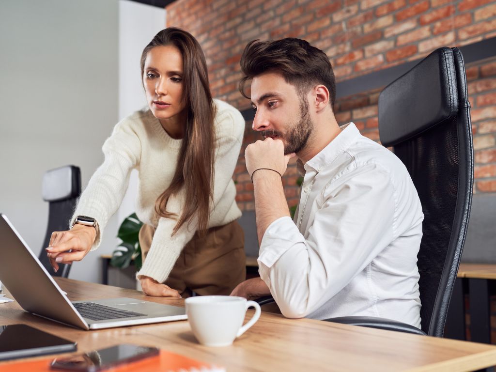 Growth-Oriented Development Ideas For Your Employees 2 A woman supervisor encouraging a male employee to learn